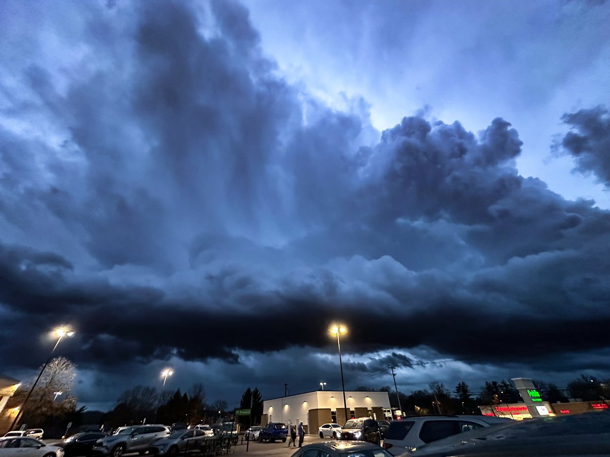 Nicholeyduhh's tweet photo. @NashSevereWx  The color of the sky in Bellevue switched up in a matter of minutes! Nothing more humbling that witnessing Mother Nature’s furry! 🌬️ ⛈️ https://t.co/SFh8DFzaUO