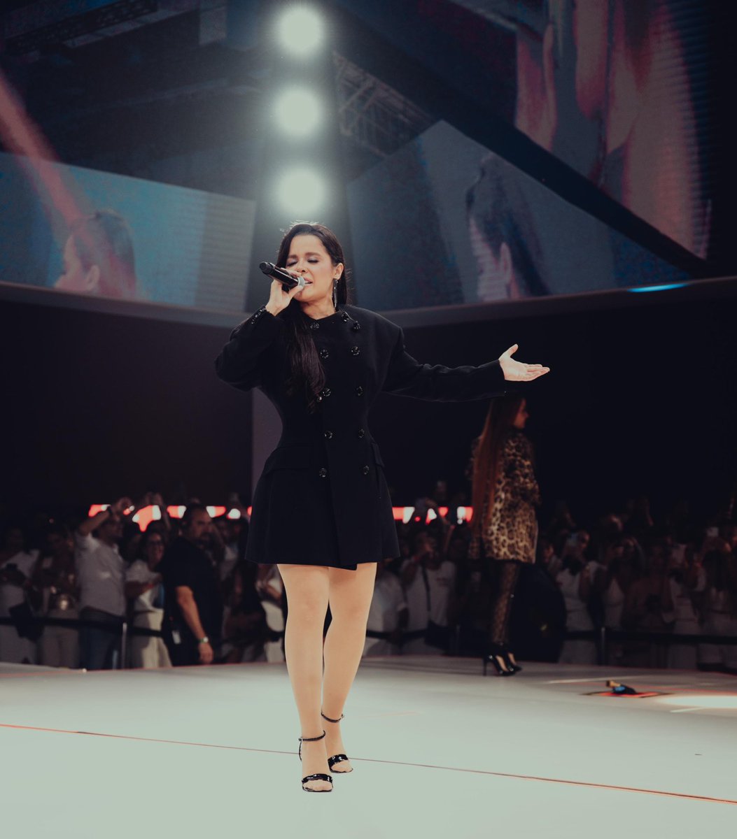 Maraisa's tweet photo. São Paulo sempre nos recebe tão bem, com um carinho tão grande. Que honra fazer show para vocês… Foi maravilhoso! Obrigada por essa sexta-feira incrível, animada e por tornarem a nossa noite ainda mais especial, Deus abençoe. Até breve. ♥️🎤 https://t.co/C4lihWcdzQ