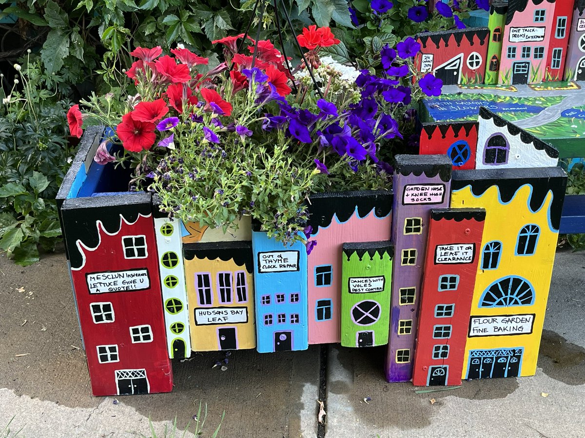 floreterna123's tweet photo. #ArtAdventCalendar more yard art… flower boxes of reclaimed wood and scavenged paint… #nonconsumer #yardart bad plant puns included at no extra charge 😉 https://t.co/cFrAhB2RVJ