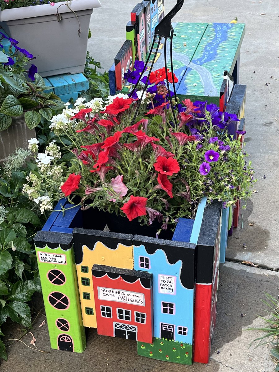 floreterna123's tweet photo. #ArtAdventCalendar more yard art… flower boxes of reclaimed wood and scavenged paint… #nonconsumer #yardart bad plant puns included at no extra charge 😉 https://t.co/cFrAhB2RVJ