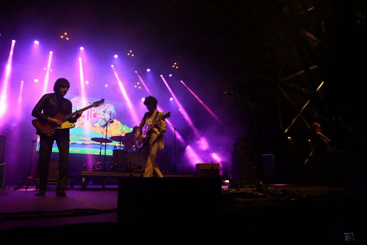 Elpurpleweekend's tweet photo. 🧵
🎤 La apabullante mezcla de psicodelia, Kraut Rock y Dream Pop ha cautivado al público del Palacio de Exposiciones de #LeónEsp en este #PurpleWeekend
🎶 Soaking up the rays, gamma rays
Starlight falls in and out of phase 🎶
#PurpleWeekend2023 #PW23 https://t.co/93vEJlAKdH