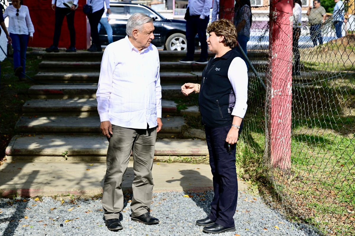 delfinagomeza's tweet photo. En #Tejupilco acompañamos al Presidente @lopezobrador_ para continuar con el balance de los Programas de Bienestar, los cuales son gratuitos y sin intermediarios, como las becas, pensiones, fertilizantes, apoyos a jóvenes y para mujeres.

Porque el poder se ejerce sirviendo a todos, escuchando a los ciudadanos, atendiendo sus necesidades y, por eso, estos programas del Bienestar han demostrado ser herramientas muy efectivas para apoyar a la población.

Atender las necesidades de los mexiquenses nos permite también avanzar en la transformación del estado y juntos, Gobierno y sociedad, lograr el cambio anhelado.

#ElPoderDeServir