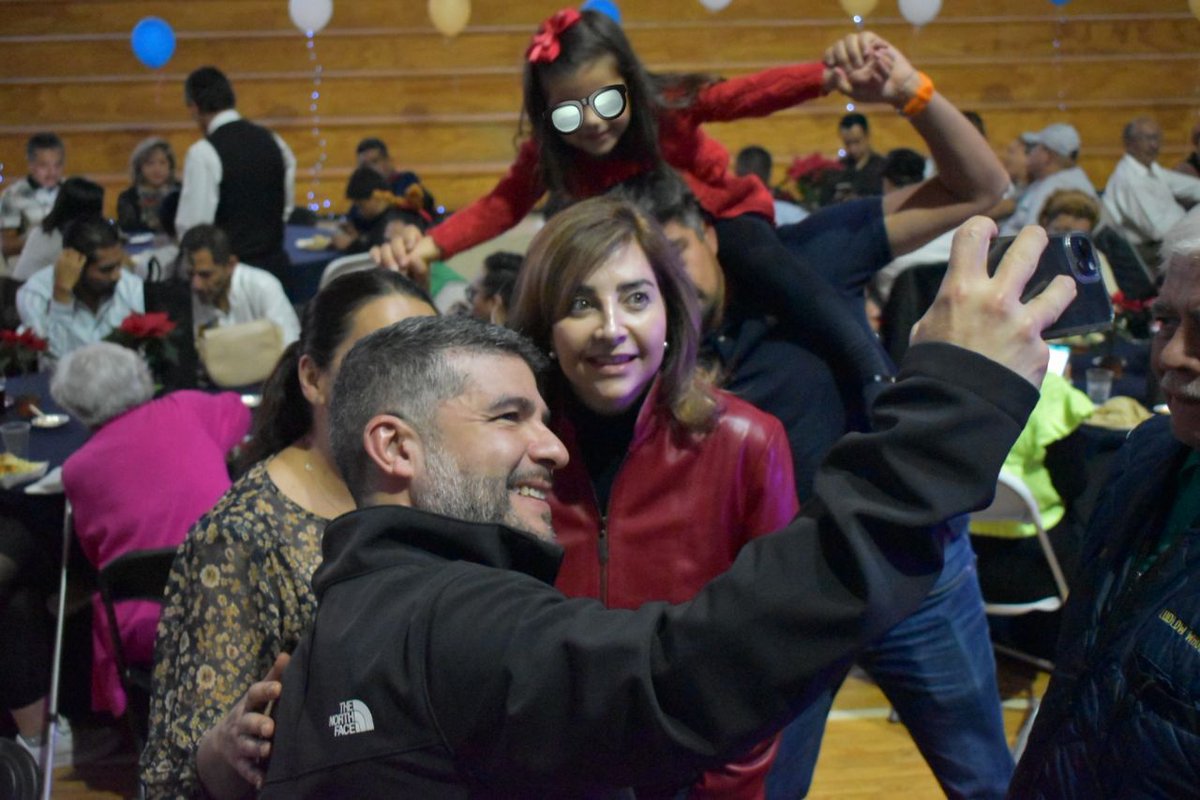 mauriciotabe's tweet photo. Gracias por invitarme a celebrar el cierre del año con tu equipo, estimada @gabysalido. Reconozco en ti y en cada uno de ellos a personas comprometidas con ayudar al otro, además de ser generosos y solidarios.

¡Muy felices fiestas a todos y gracias por el premio!🫶🏻😉 https://t.co/mxRJqnvCmd