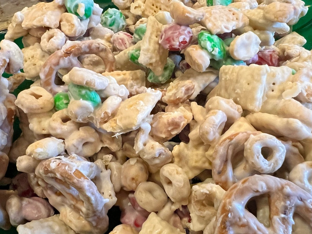 Day 8 of our 12 Days of Cookies 2023 features this Christmas Crunch recipe (aka White Chocolate Chex Mix, White Trash, or Reindeer Chow). It's quick and easy to make, and makes a large amount. rockymountainlodge.com/recipe/christm… 
#christmascrunch #reindeerchow #whitetrash #christmascandy