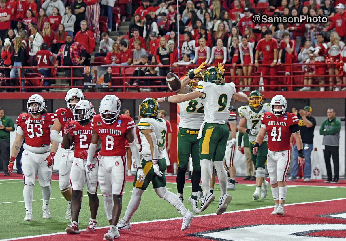 #NDSUBison drop the anvil on South Dakota Coyotes
45-17 in the #FCSPlayoffs. 
More photos >>>bit.ly/3v0mw3R