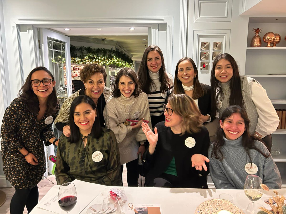 FerLlergo's tweet photo. Entrañable encuentro con egresados de la @UPInstitucional en #Dublín.
¡Qué orgullo atestiguar las habilidades, conocimientos y perspectivas con las que impulsan el progreso y la innovación... en todo el mundo!
#AlumniUP
#AlumniPorElMundo https://t.co/Ja3ipafvML