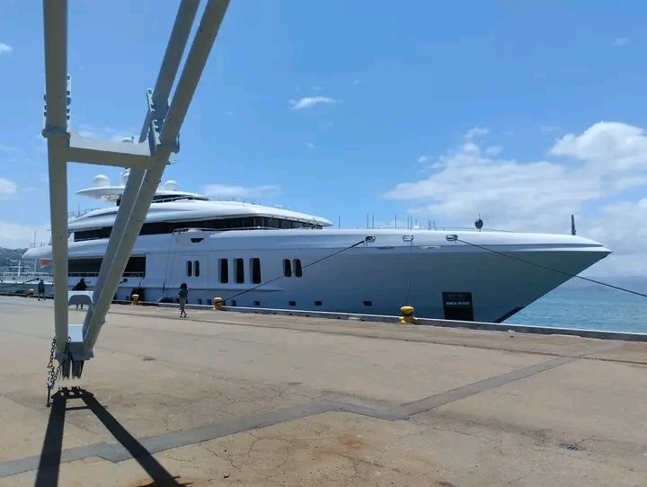 Billionaire swiss business man rolling into Wellington harbor with his awesome boat. #wellingtonnz #newzealand #wellington #nz #wellingtonlive #lovewelly #sharemewlg #nztravel #christchurchnz #auckland #nzmustdo #aucklandfoodie #aotearoa #aucklandfood #southislandnz #rotorua