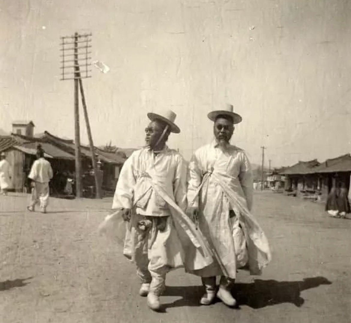 historyinmemes's tweet image. Two Korean elderly men in sunglasses taking a casual stroll through the streets of premodernized Korea, 1904.