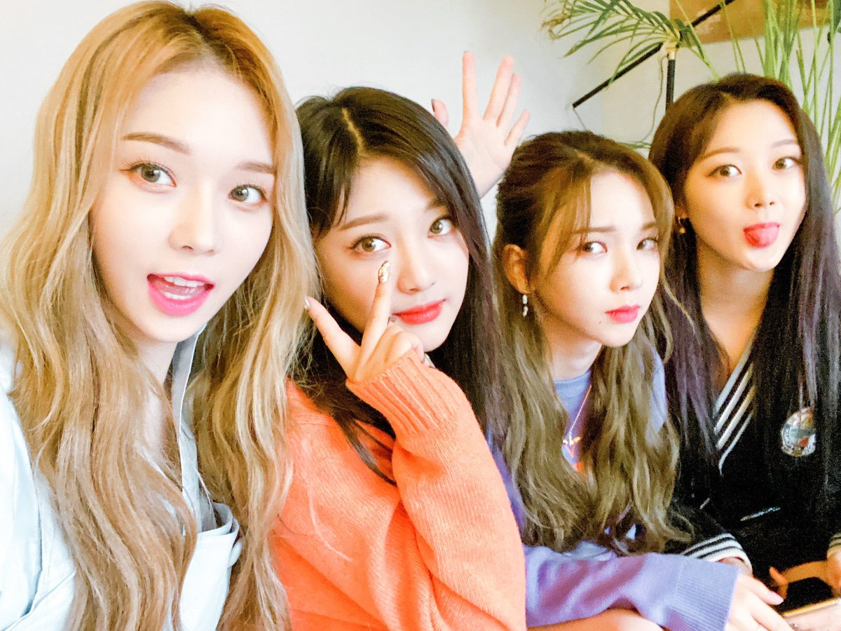 savegecore's tweet image. 𝙴stabamos mimidas luego de sacar nuestro villancico pero #Puppies1styearparty 🌟 nos hizo levantarnos, nosotras nunca nos negamos a una buena fiesta y menos si nuestra Aurora nos invita, ♡ felicidades por su aniversario 

𝕨e thǝm « 𝑓𖦹ur » 𝖘a͡væ𝕘e 𝖌ir𝑙s