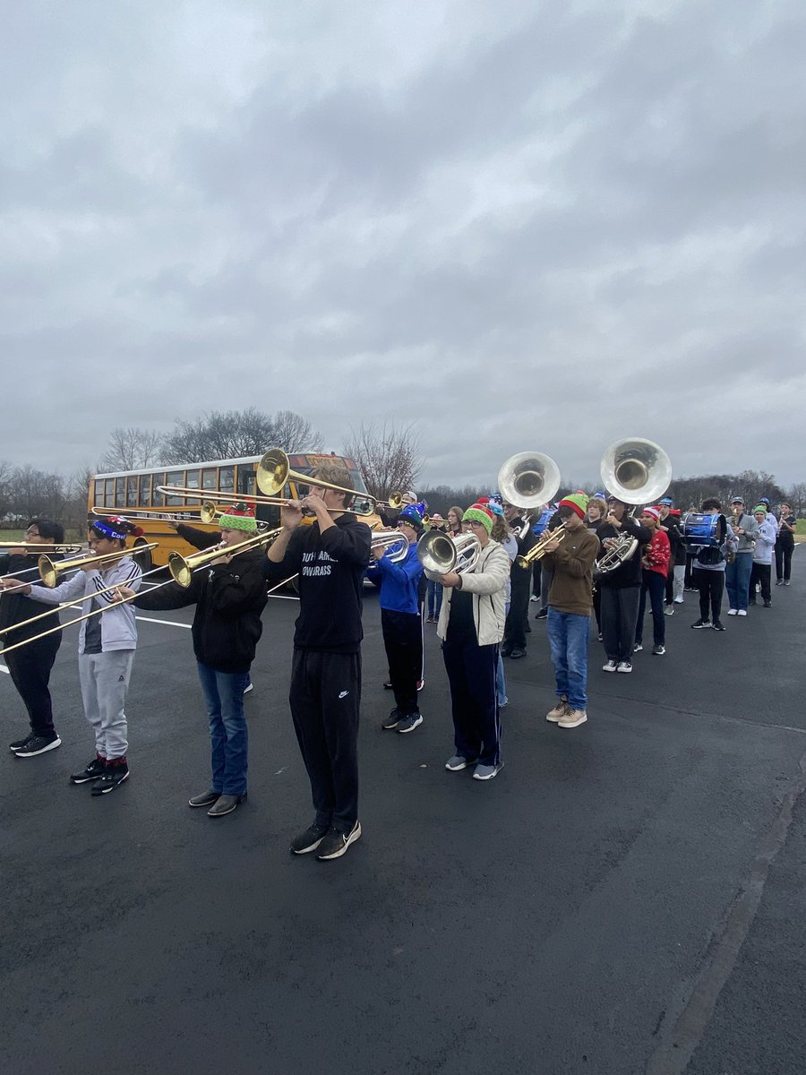 SWMS_Band's tweet image. The 8th grade band had a successful morning marching in the annual Woodburn Christmas Parade before the storms rolled in!! Thankful for a community who loves to see the arts in action. Go Marching Spartans! 🖤⚔️🤍