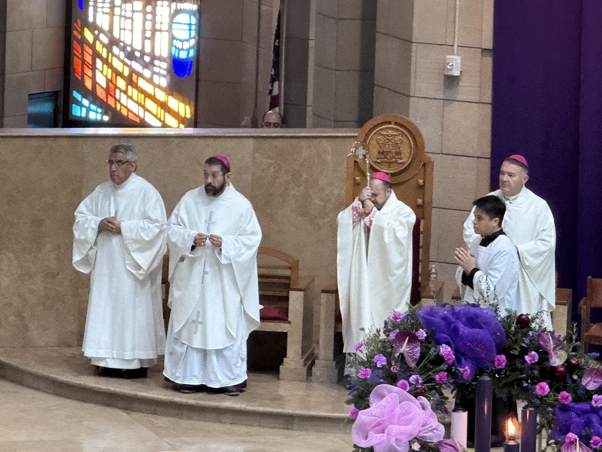 bpdflores's tweet photo. Binational synodal meeting with representatives of the Diocese of Matamoros and Brownsville today in San Juan. @MonsLira honored us by presiding the Holy Mass in the Basilica.
God has desired that our churches walk together bearing witness to the Lord Jesus in the world today. https://t.co/XSMZSci3Ad