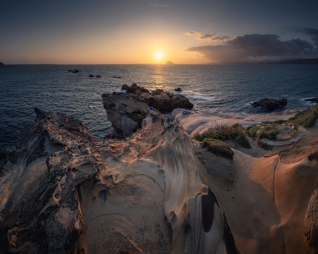 Use ⳿your ‍footsteps ⳿to ᱸmeasure  the ​world ﾠand ‍your  eyes ﾠto ⬝record the ᠎scenery.