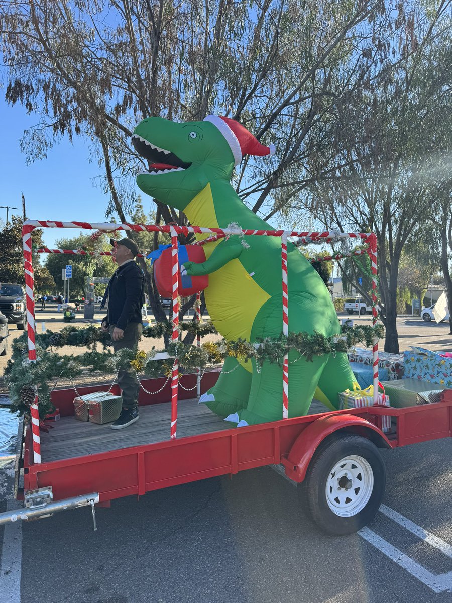 Just_Ask_Paul's tweet image. Jurassic Christmas 🎅 🎄 Parade fun this morning! 🦕🦖#jurassicjeep88 #christmasparade #paradefun #jpmp #jaycees #jurassicpark #jurassicworld