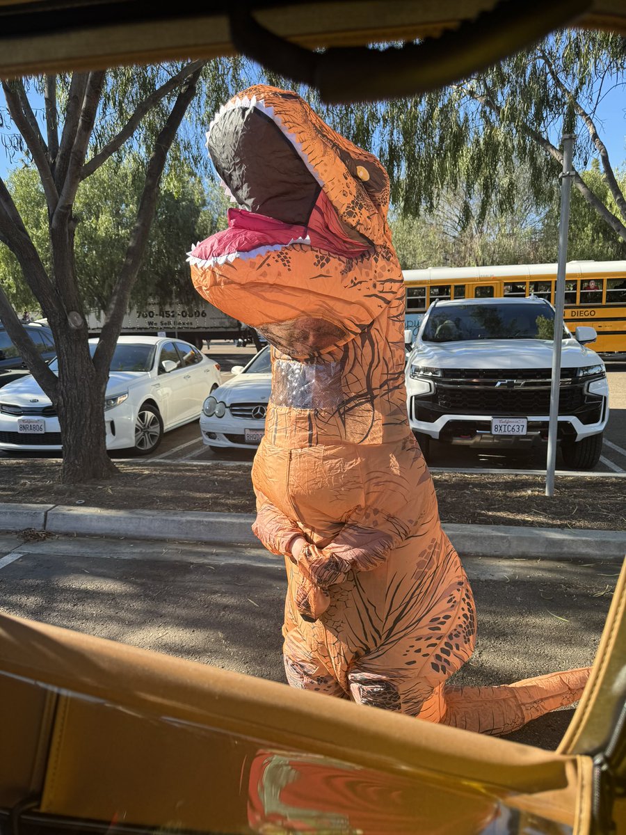 Just_Ask_Paul's tweet image. Jurassic Christmas 🎅 🎄 Parade fun this morning! 🦕🦖#jurassicjeep88 #christmasparade #paradefun #jpmp #jaycees #jurassicpark #jurassicworld