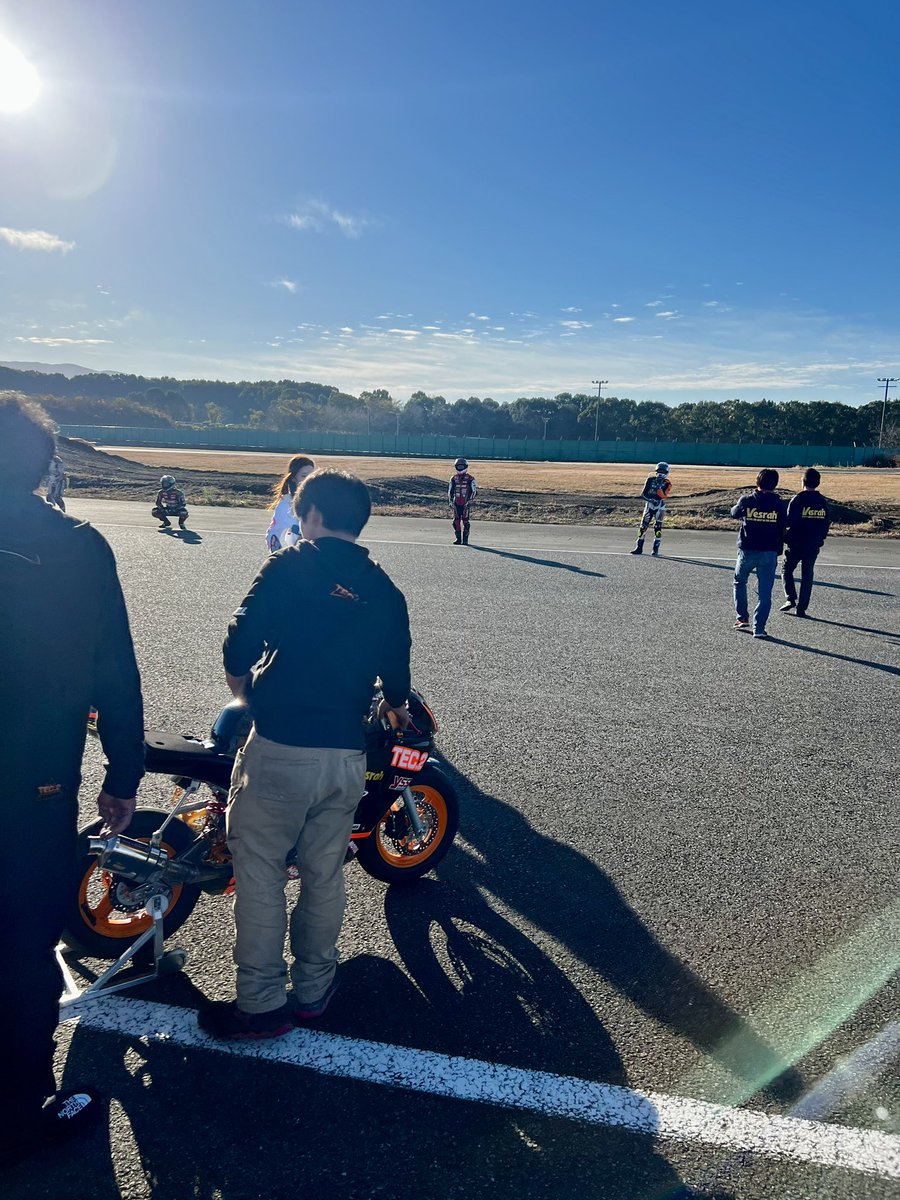 yuzunekoninja's tweet image. おはようございます☀

HSR九州サーキットにて8時間耐久レースの決勝戦がスタートしました！

スタートライダーは羚大くんです✨
今日もベスラTEC.2&amp;amp;YSSの応援よろしくお願いします💛

#Vesrah   #TEC2  #YSS