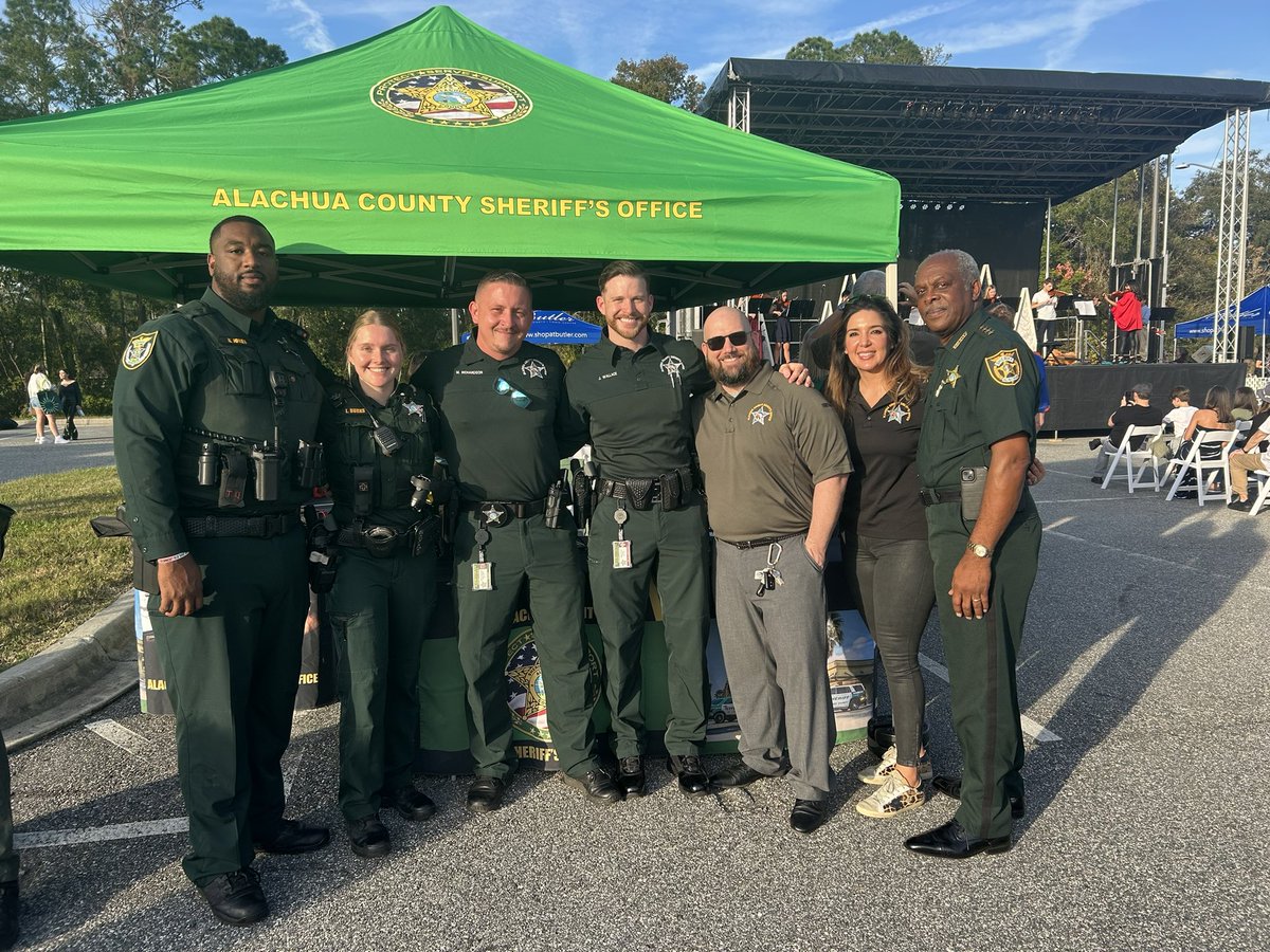 AlachuaSheriff's tweet photo. The Sheriff’s Office “presents” was known at the 4th Annual “Christmas at Butler” event! The Recruitment Team enjoyed speaking with everyone, and Public Information Officer, Lisa Sacaccio had a great time emceeing. We hope you all had fun too! https://t.co/FAPbx4KzLr