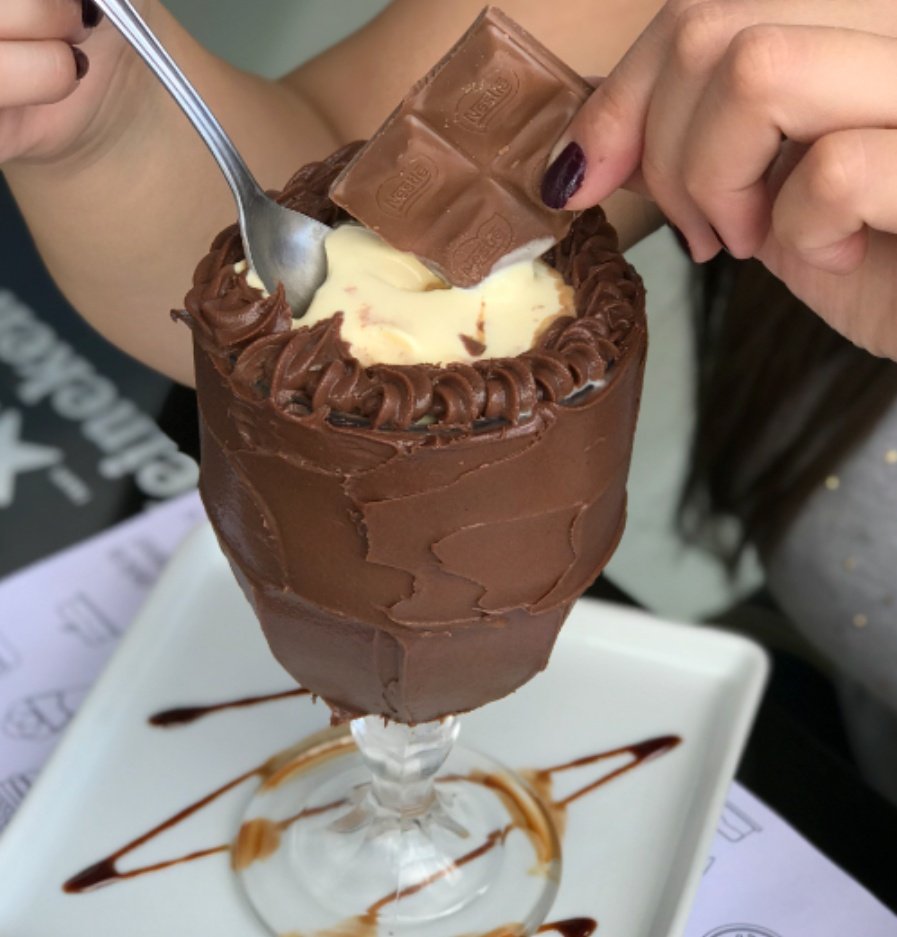 fefewhitee's tweet photo. na moral, a minha treta gastronômica é ser absolutamente contra essas taças sujas. tenho PAVOR https://t.co/jIsP9zjqok