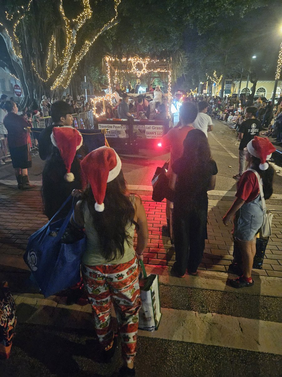 @LWCHSTrojans in the @LakeWorthBchPBC Holiday Parade! @LWCHSBand #AFJROTC #interactclub #somuchfun @villani824 @pbcsd @Clevemaloon @APGarate #holidaysinhollywood