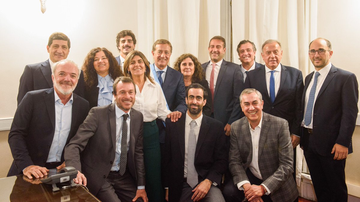 Mi más sincero agradecimiento a cada miembro del equipo que me acompañó en estos cuatro años. Enfrentamos grandes desafíos y logramos avances significativos gracias a su dedicación y compromiso.
Es un privilegio haber contado con este equipo al servicio de los mendocinos.