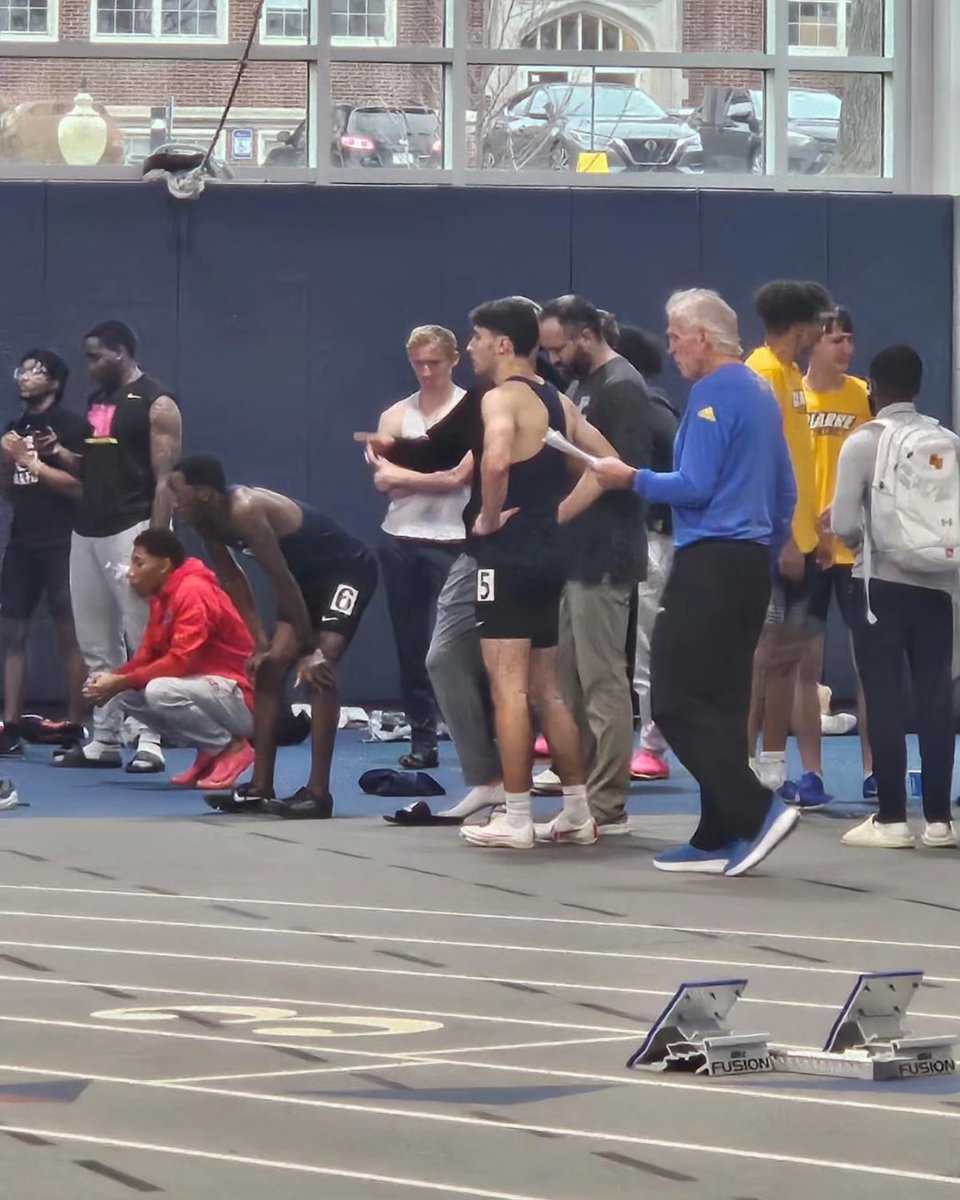 NolanWaylon's tweet photo. 1st college indoor 400m/200m for Isaac &amp; 2 indoor PR'S.  8th place overall &amp; team points from the freshman n the 400m.
400m 53.39 *indoor PR
200m 23.91 *indoor PR
Ran the 4 first, so certainly would have had more juice on 200 fresh, but great conditioning &amp; solid times for 1st go https://t.co/qCFeSarqjt