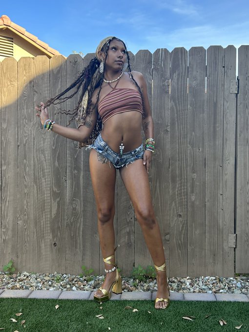 Your local hippie hoocie mama  https://t.co/GDkH8AV46H https://t.co/dKHGBlfaiP