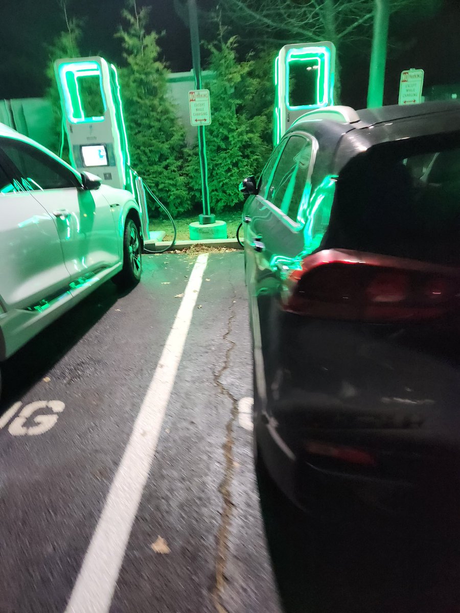 BenWinslow10's tweet photo. @RateYourCharge perfectly good @ElectrifyAm charging session at Wrentham outlets, MA. App is working, nobody there when I plugged in, all 4 stalls occupied when I left. Only complaint is that it's an outlet shopping area, amenities are a long walk away. https://t.co/T94hDxtJhE