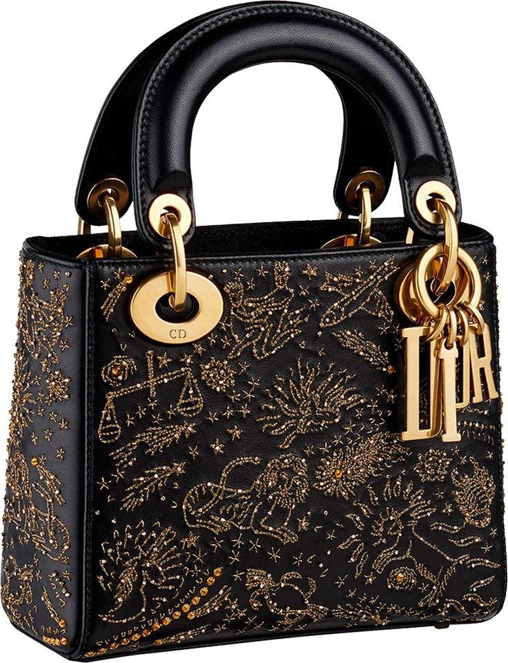 Christian Dior era muy supersticioso, tenía su propia tarotista y astróloga.

incluso años después de su muerte, se siguen incluyendo piezas con temas zodiacales y tarot en cada temporada para honrar sus creencias.