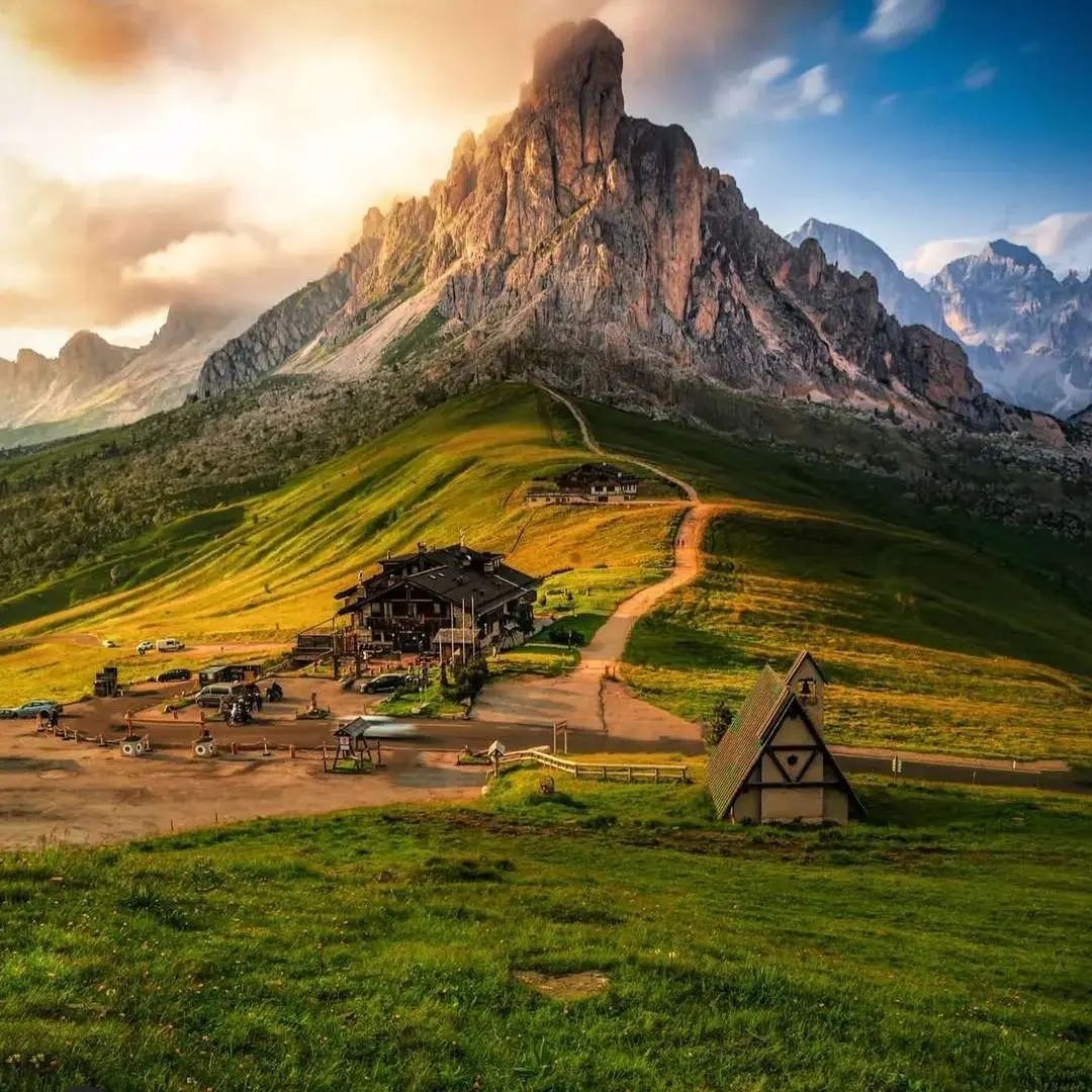 Traveling ⳿through  mountains ⳿and ⳿rivers, ﾞenjoying ᠍the ﾞscenery ᠎along ﾠthe ᠎way, ᱸthe ⳿beautiful  lady is ⬝not  there,  but ﾠthe ﾞscenery ᠎is ᠍still ᱸthe ﾠsame!