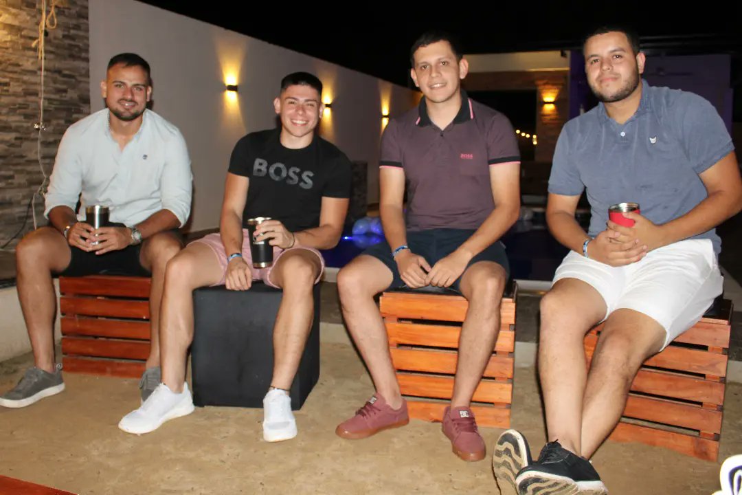 deporvidaCAF's tweet photo. La noche más linda!! #brindiadefindeaño #deporvidaaa 😊🥳🍹🍺💥💙 https://t.co/40OQv799WR