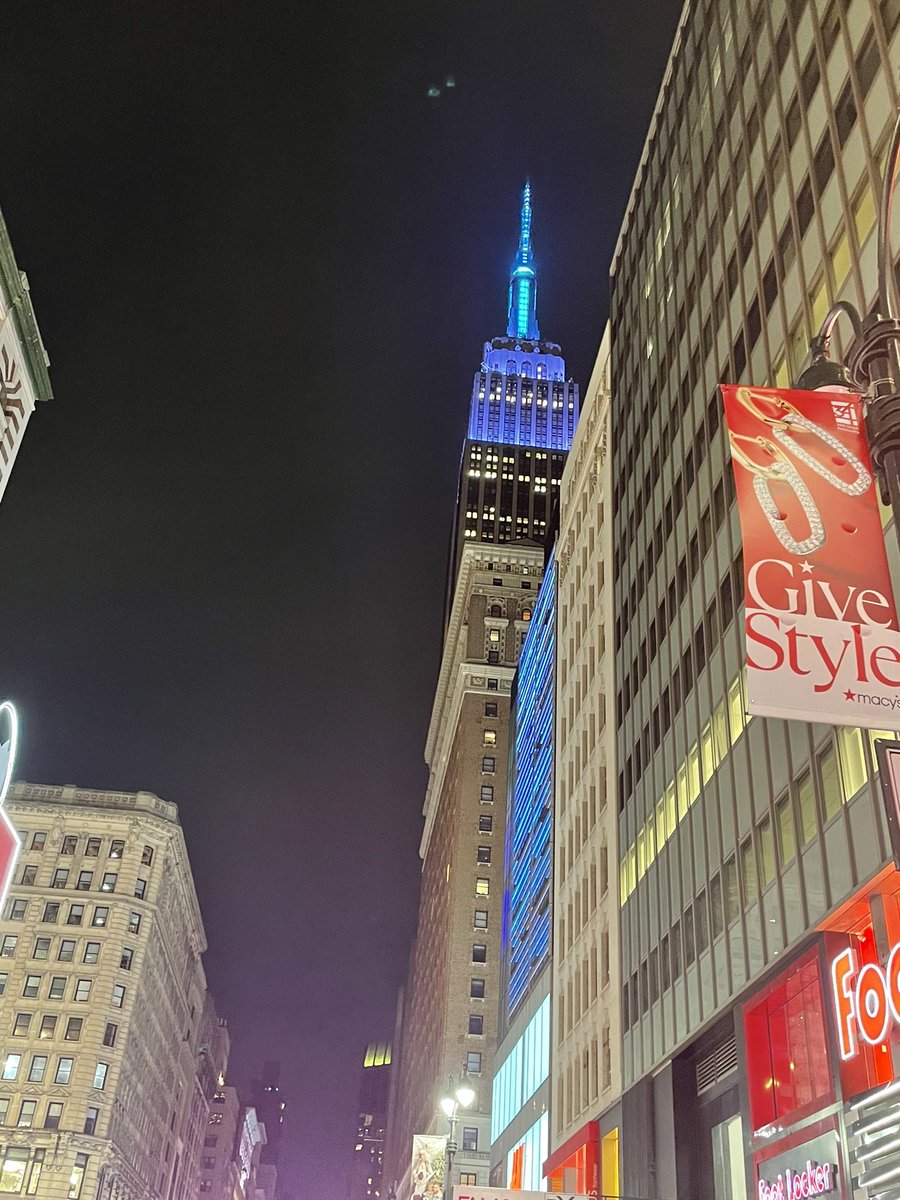 EthatPakichick's tweet photo. NYC IT LIT UP FOR #ManCity HOW FREAKIN COOL!!!! #NYC #ESB #HaroldSquare https://t.co/QHi7UaJhaL