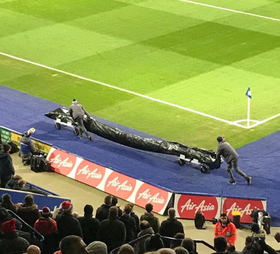 Así retiran el miembro de Abel Hernández del estadio centenario