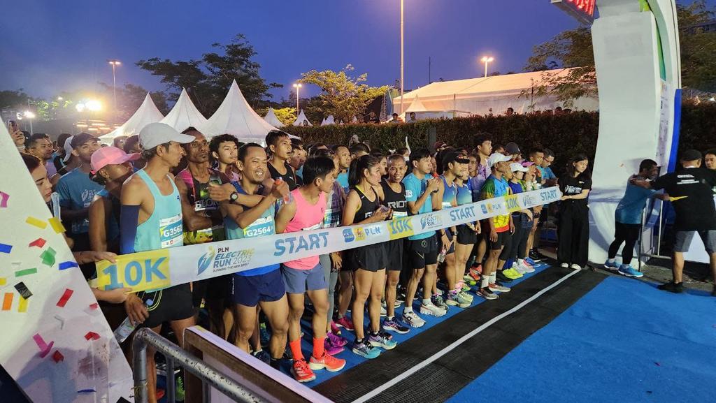 puput_ris's tweet photo. Event PLN Electric Run 2023 ini bagian dari upaya PLN mengajak masyarakat untuk lebih sehat dan peduli lingkungan melalui pengurangan emisi karbon. 

#PLNElectricRun2023 https://t.co/LsETCSI4d7