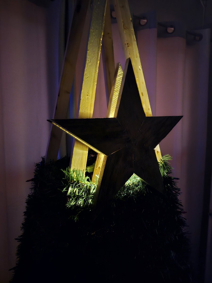 Itisfinished30's tweet photo. 15in Rustic light up star, can be modified to be a tree topper or just a simple decoration for the mantelpiece. Can come in various sizes. If interested send us a message. Would love to work with you!
#woodworking #creative #Christmas #star #treetopper #entrepreneur #smallbiz https://t.co/cweRjS3pgU