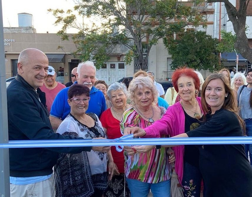 marianouset's tweet photo. Un nuevo espacio: plazoleta de las personas mayores. Un espacio de encuentro participación de los mayores de 60.
Trabajamos hasta el último día, finalizando obras y avanzando en las que cortará la cinta el próximo gobierno. 
Así debe ser una transición pensada para los vecinos. https://t.co/WKj6oTRrHO
