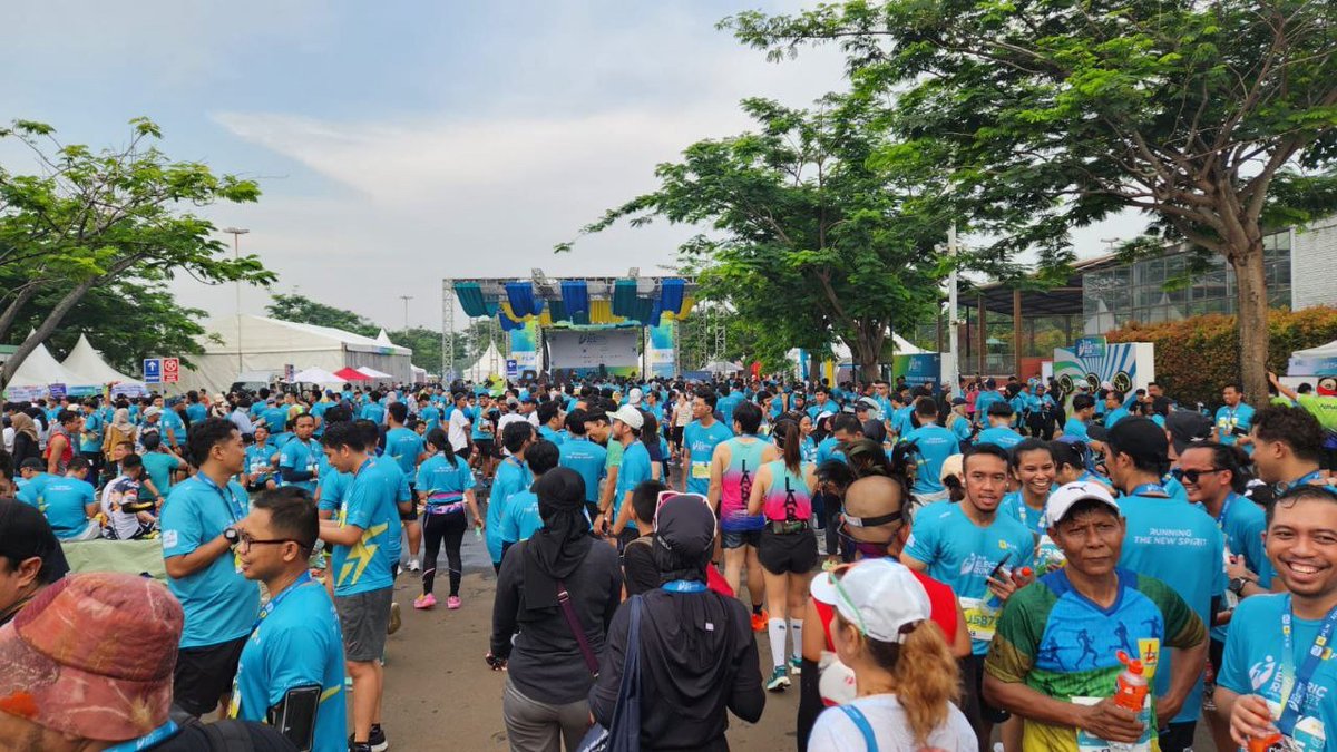 DianAng07390773's tweet photo. keren dan pecah banget acara PLN Electric Run 2023 dan acara akhir tahun paling exited bangett dan keren liat antusias peserta yang ikut olahraga disinii pecahh bangett gess #PLNElectricRun2023 https://t.co/84mo03mIqi