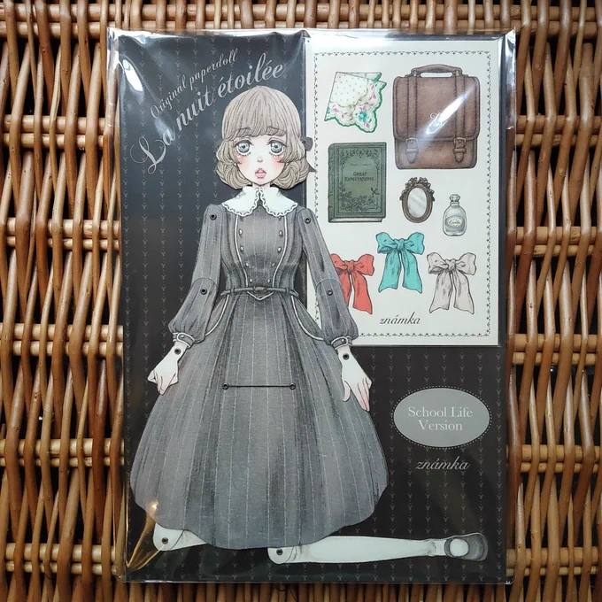星月夜シリーズには学園の制服バージョンもあります。こちらもいくつかforelさんの店頭に。鞄、手巾、手鏡、香水、お気に入りの本、胸につけるのパーツシートがセットになっています。※どのお顔の在庫があるかは店頭でご確認くださいネグリジェ姿は寮生活をする彼女たちの夜の姿なんです。 