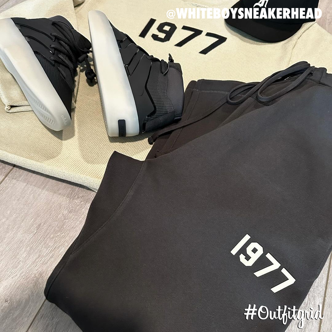 outfitgrid's tweet photo. Today's top #outfitgrid is by @whiteboysneakerhead.
▫️ #FearofGod #Cap #Shirt & #Sweatpants
▫️ #Adidas x #FearofGodAthletics #Carbon https://t.co/UZRQVGwRnp
