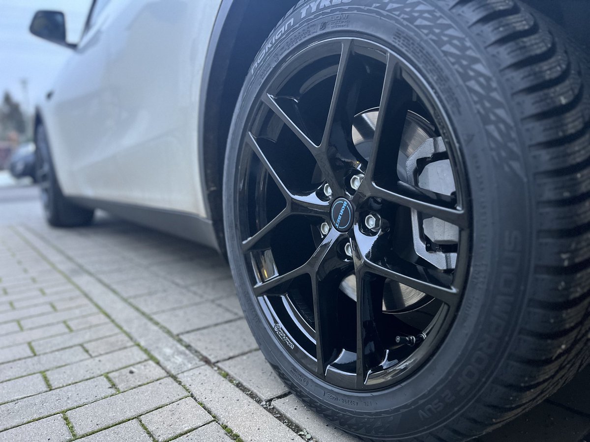 FalkRudolph's tweet photo. New snow boots on my #TeslaYLR 19’’ Borbet with Nokian Snow tires. Thanks @ReifenCom for fast delivery. #snowtires #Tesla #Driveinsnow https://t.co/UwvFKk4DdI