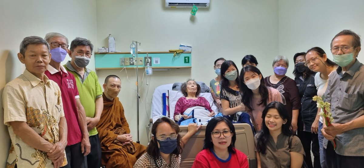 DeviMuliana14's tweet photo. Terimakasih Bhante Upasamo &amp; Umat Vihara Metta Palmerah, Jakarta yang udah menyempatkan waktu &amp; meluangkan waktunya untuk menjenguk Omaku yang sedang di rawat di RS 🙏🙏🙏🙂 10 Des 2023..           
Semoga Omaku yang bernama Ratina Wijaya cepat sembuh sadhu sadhu sadhu 🙏🙏🙏🙂.. https://t.co/o4VsgTZPwF