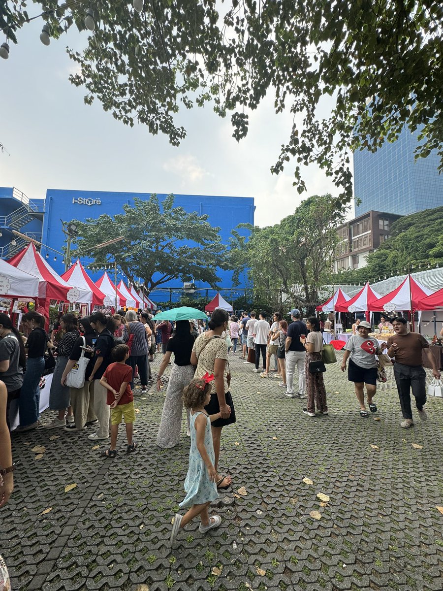 loong_review's tweet photo. ตลาดคริสต์มาส อา.101223 13.30
สถาบันเกอเธ่ ชิลอยู่ข้า ร้อนหน่อย แต่บางร้านคิวยาว https://t.co/lLqtwGqI7a