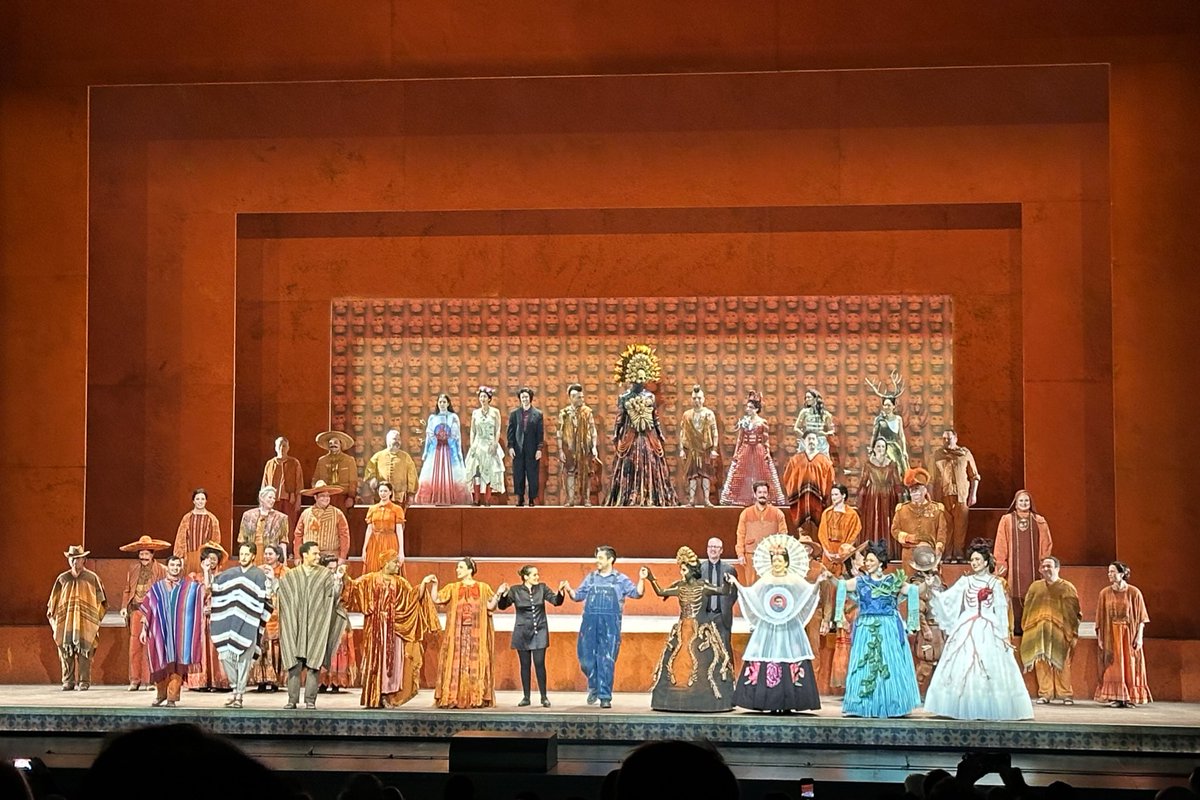 doloresrobles_m's tweet photo. Muy linda función!! Qué gran puesta en escena!! 🙌🙌🙌
#LAOpera #LAOFrida
#ElÚltimoSueñoDeFridaYDiego https://t.co/m3jAvrJApc