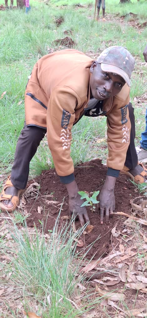 NTUKAMAZIN83376's tweet photo. #Gitega_Karusi:Uwutwara umuhari imbonerakure muri Komine nshasha ya Karusi #Elysé_Mbazumutima arikumwe n igishigikizi ciwe #Jean_D_arc_Manariyo hamwe n'uwutwara umuhari w'abahumure #Thatien_Niyongabo barakoze ikivi rusangi barikumwe n'abagumyabanga ba zone #Ntunda.
@ABPInfos
2/3 https://t.co/JUBz236Jft