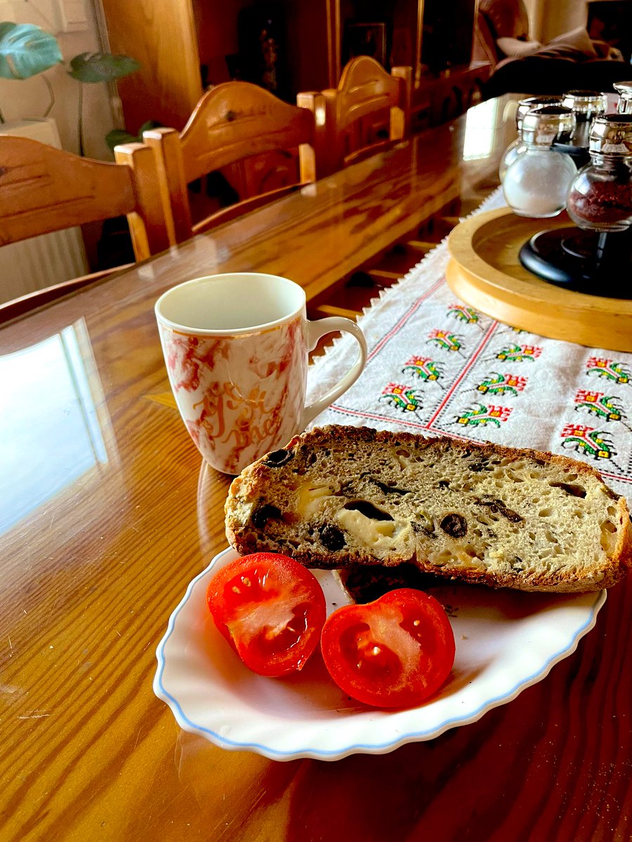 TulinBerova's tweet photo. Mehmetçik köyünden gönderilen #zeytin ve #hellim karışımı ile yöresel otların da hamurunda kullanıldığı ekmek #Pazar sabahında kahvaltım oldu…🤍
Üretenlerin ellerine sağlık…🙏 https://t.co/RpLglN30sX