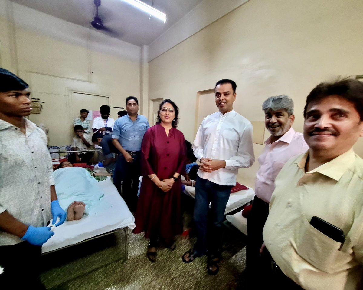 milinddeora's tweet photo. मेरे जन्मदिन के उपलक्ष में,
@INCMumbai डॉक्टर्स सेल और @AIPCMumbai दक्षिण मुंबई जिल्हा के संयुक्त माध्यम से और #सेवा_निकेतन के सहयोग से आयोजित '#भारत_जोडो_रक्त_दान_शिविर' में  उपस्थित रहकर इस शिविर के आयोजक @MoatasimSolkar के मेरे जन्मदिन के अवसर पर आयोजित ऐसे प्रेरणादायी कार्य के लिये बधाई दी। सभी रक्तदाताओं और आयोजकों का मैं दिल से आभार व्यक्त करता हूँ।