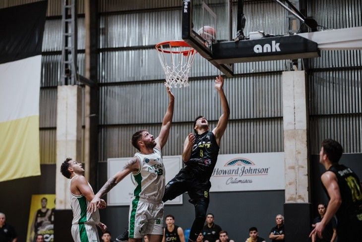 LigaARGbasquet's tweet photo. 👏 Noche redonda para Montmartre: estrenó estadio y bajó al puntero 

@CuervoAchachay apabulló a Atenas de Córdoba (89-67) de la mano de Exequiel Martínez, quién terminó con 27 puntos

📝 https://t.co/j1bDsDlFG7 https://t.co/dPSFYYPm1V