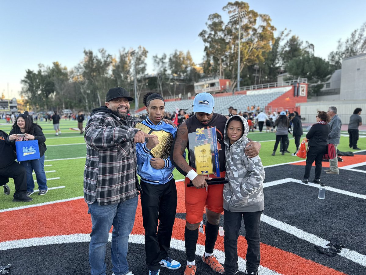 byrd_dante8's tweet photo. In the summer I lost my eligibility…fought back for it. Now I’m here….2023 champs!!!!!!🙏🏾🙏🏾 https://t.co/Uegh1ZlHS8