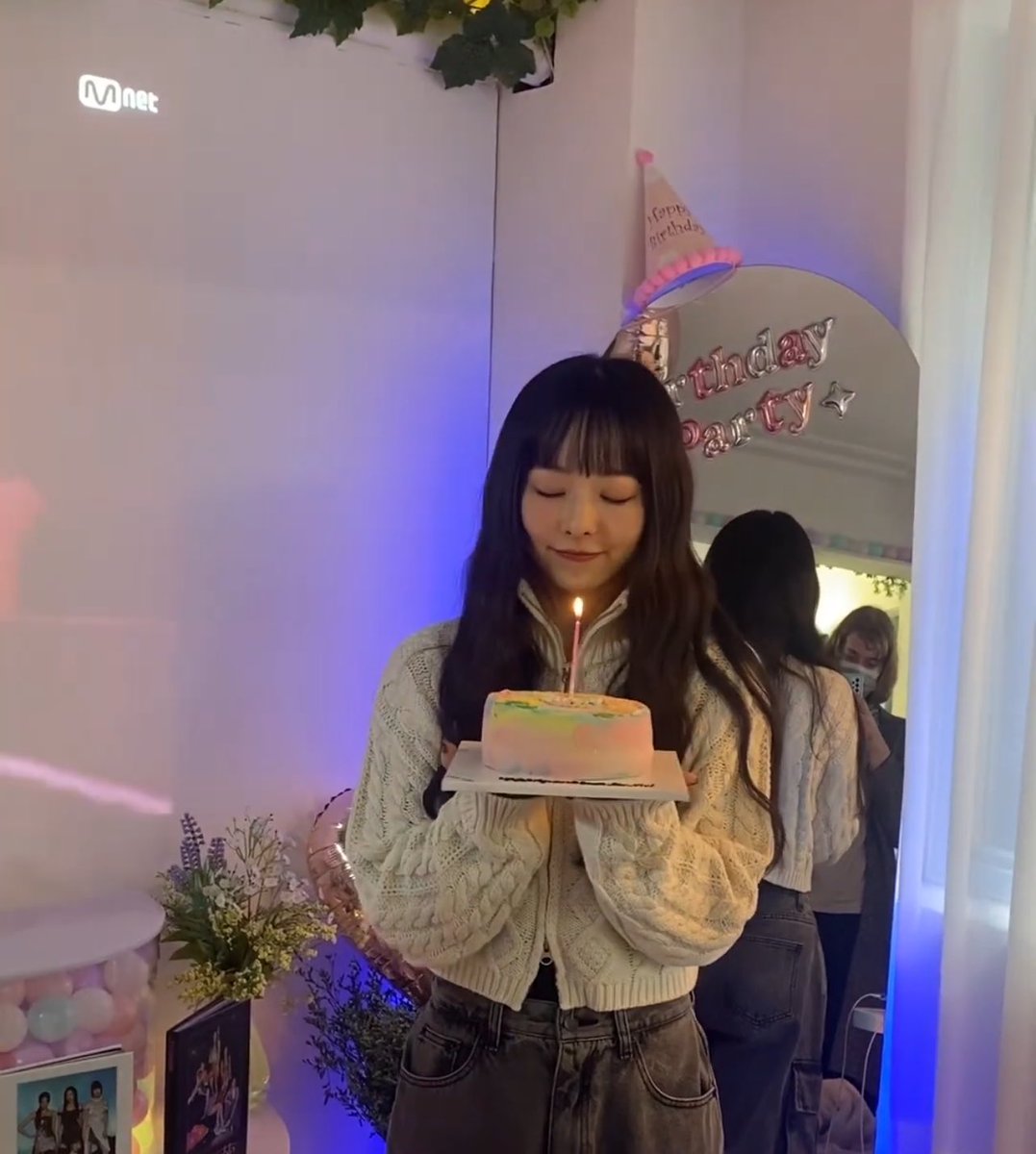 Bloom 
for Vivi 

<a href="/CAFE_RARAE/">💫카페라래💫홍대생일카페/컵홀더이벤트/홍대생카/생일카페대관</a> 
그 카페는 오늘도 열려있습니다. 꼭 방문해주세요!🩷🦌

#HappyViViDay   
#어떤_꽃보다_환한_비비  
#우리_항상_비비와_함께_피어나  #Bloom_for_Vivi #비비 #루셈블