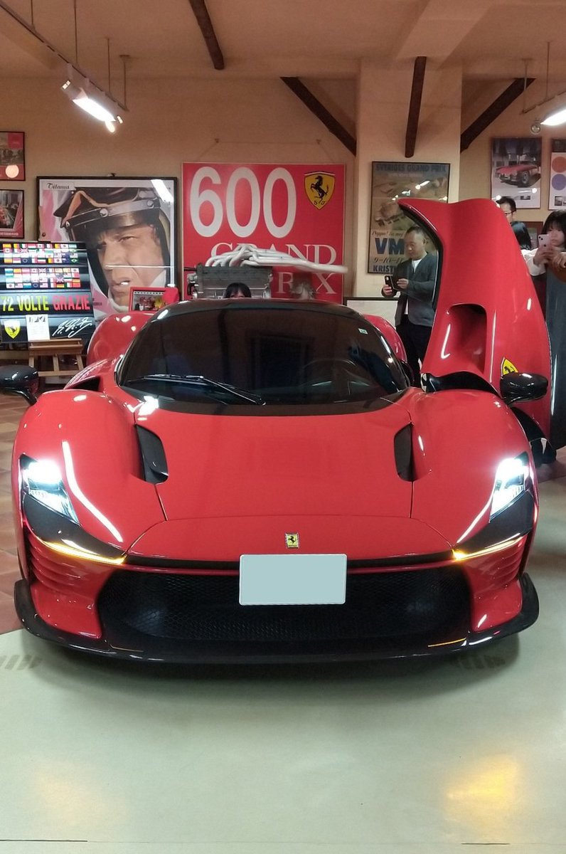 AKAMAKIBAOH's tweet photo. 今日も今日とて #暇人 は
また巷で噂の
“フェラーリ SP3 デイトナ”
(約 ¥260,000,000)💴😍✨
SP3の内装初めて見た‼️
���雑すぎるwww
#FOCJ(フェラーリ オーナーズ クラブ ジャパン🇯🇵)のクリスマスランチパーティー🍴
フェラーリチャレンジの348
“Dorappie”
相変わらず凡人には眼福です👀✨
#車 https://t.co/A86tlhswoB