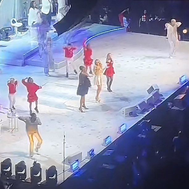 justlikemagyc's tweet photo. ARIANA GRANDE ESTÁ PERFORMANDO EM UM PALCO DEPOIS DE SÉCULOS E ISSO NAO E FAKE https://t.co/m1TOK6RCoh
