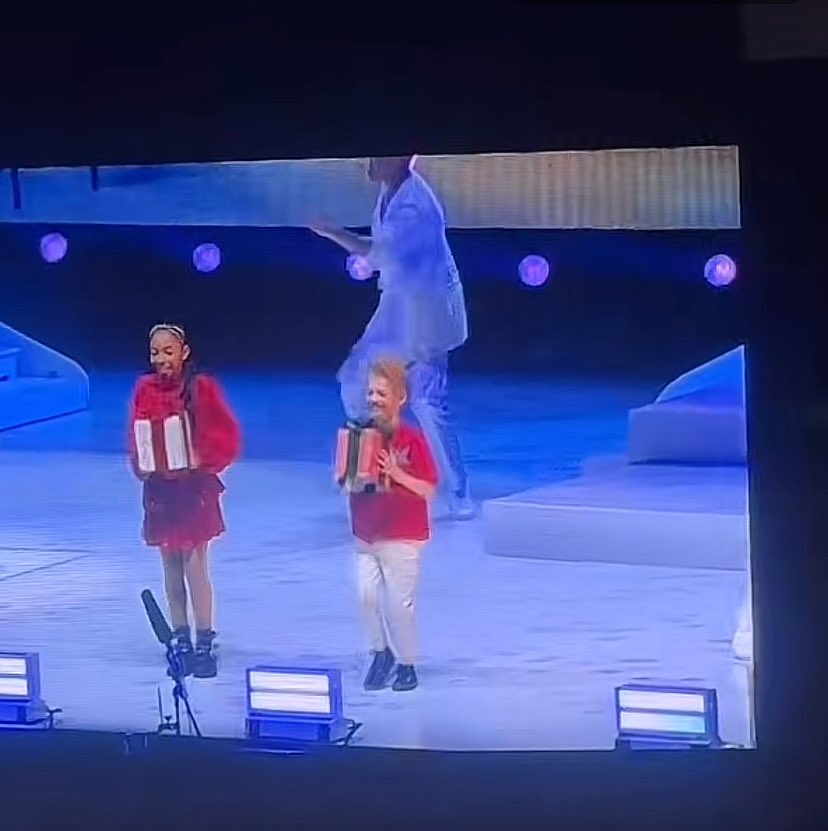 pieroaIva's tweet photo. WAIT ETHAN JOINED THE STAGE TOO https://t.co/GNJ1nAvJkb